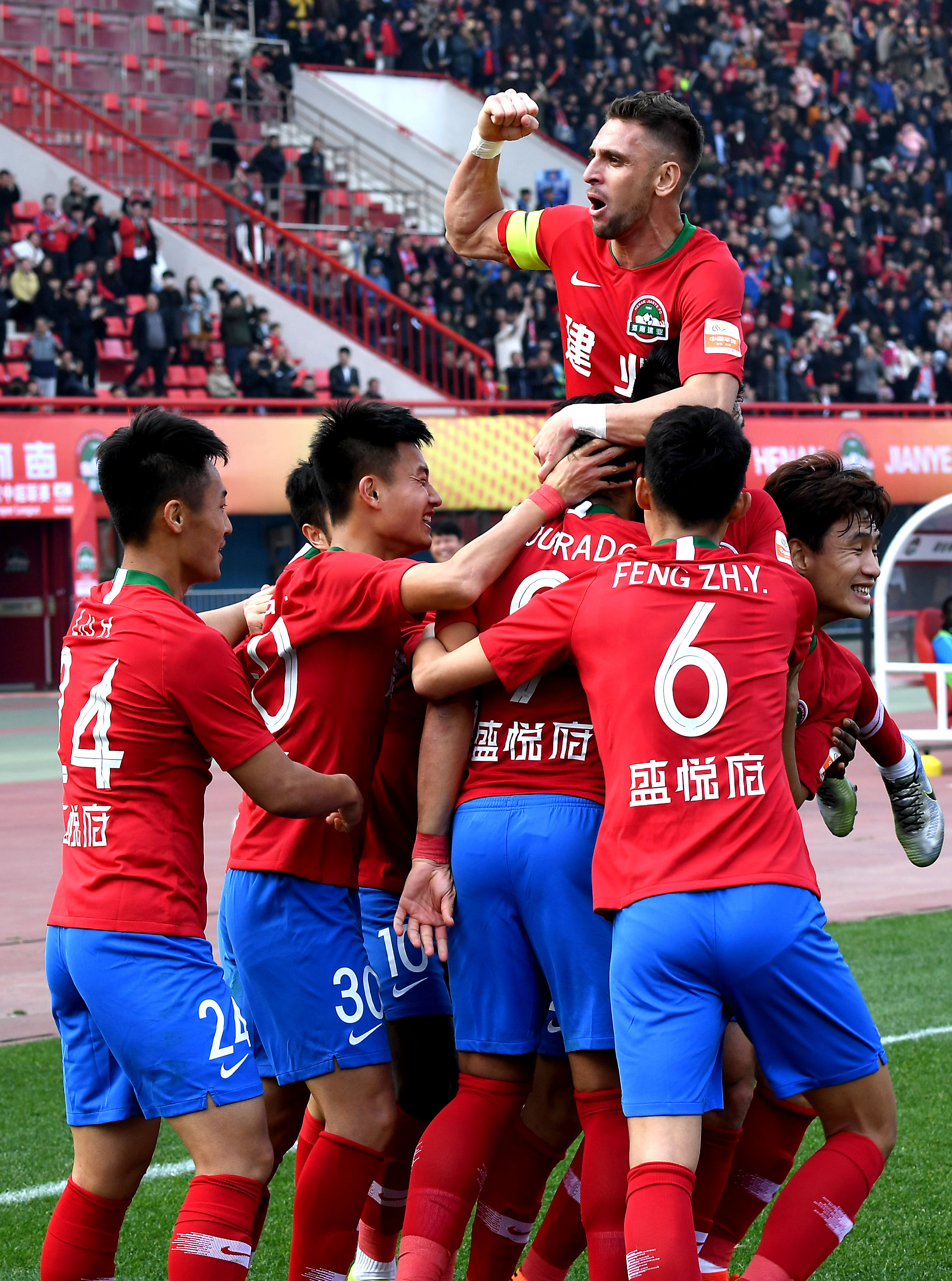 独行侠险胜国王，浓眉表现挣扎，状元弗拉格显英勇，威少关键时刻选择失误