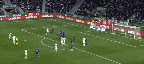 欧冠2-1逆转！巴萨天降神兵：后卫3分钟梅开二度创历史，逼近前八